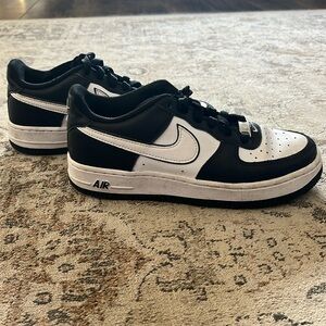Black and whit air forces
Youth 5